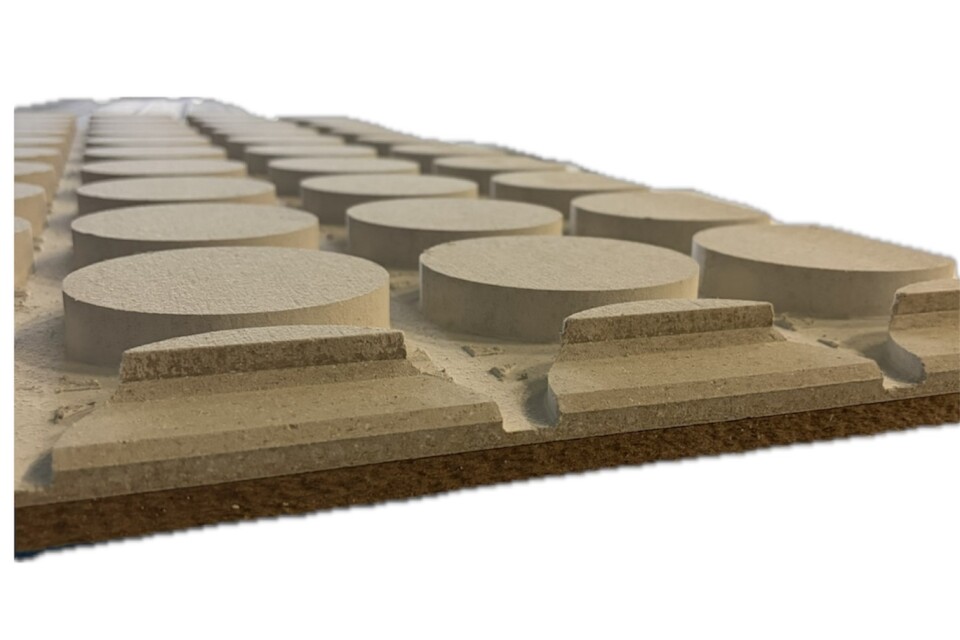 Detailaufnahme der Uniwarm Solid 16 mm Trockenbau-Fu&szlig;bodenheizungsplatte aus Gipsfaser mit einer stabilisierenden Holzunterplatte.