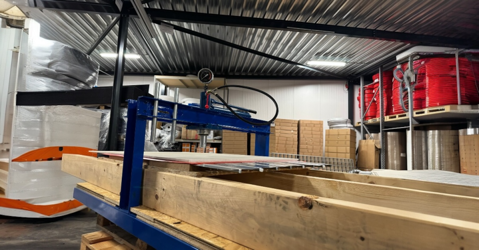 Magazijn met een testbank voor vloerverwarmingsplaten