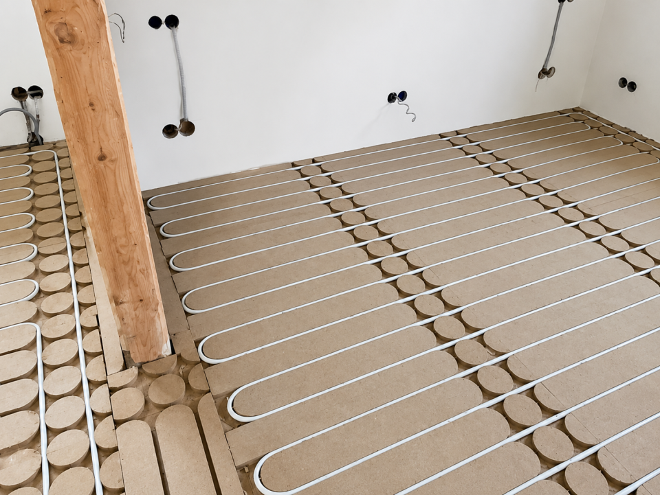 Uniwarm ECO circulair vloerverwarmingssysteem met houtvezelplaten en geïntegreerde vloerverwarmingsleidingen, gemonteerd in een renovatiewoning. Het droogbouwsysteem met lage opbouwhoogte is geschikt voor energiezuinig verwarmen en koelen.