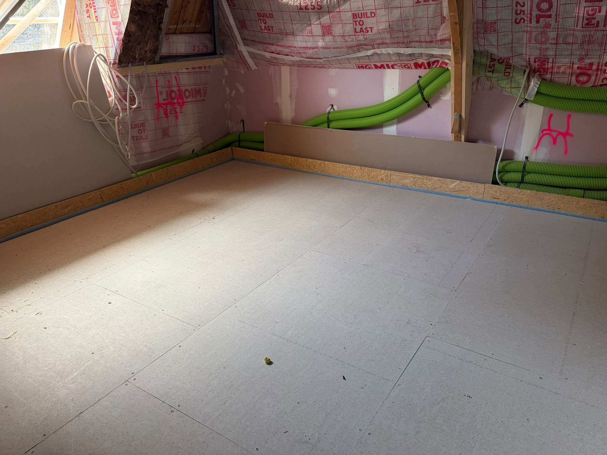 Droogbouw vloerverwarming van Uniwarm gemonteerd op een houten verdiepingsvloer in een monumentaal renovatieproject, klaar voor de volgende afwerklaag.