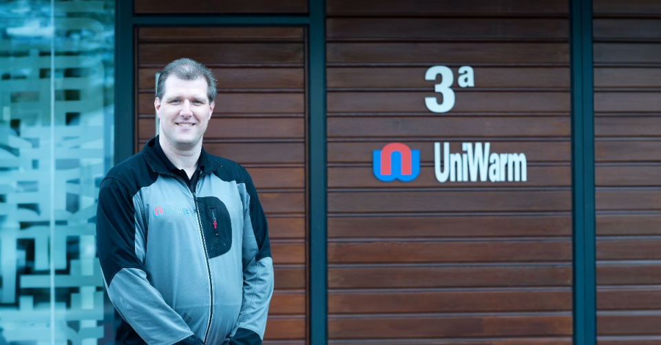 Michel voor de voordeur van Uniwarm