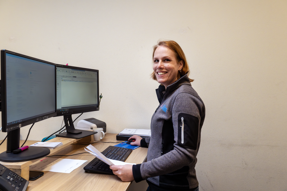 Miranda achter haar bureau